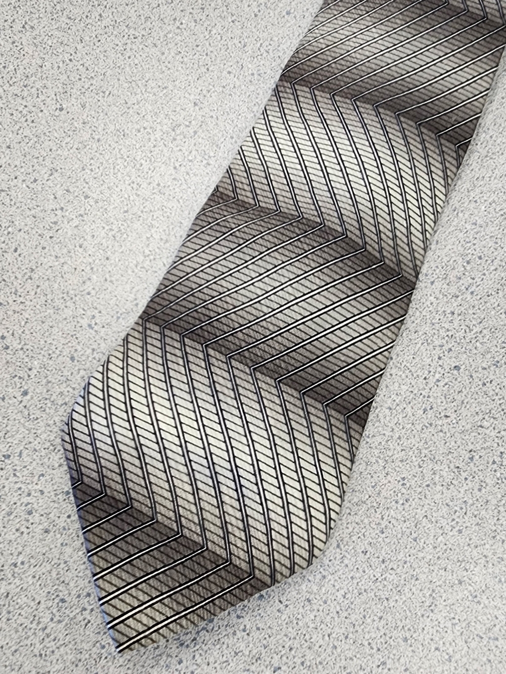 Murano Italia Gray Ombre Chevron Chevron Stripe Silk Necktie